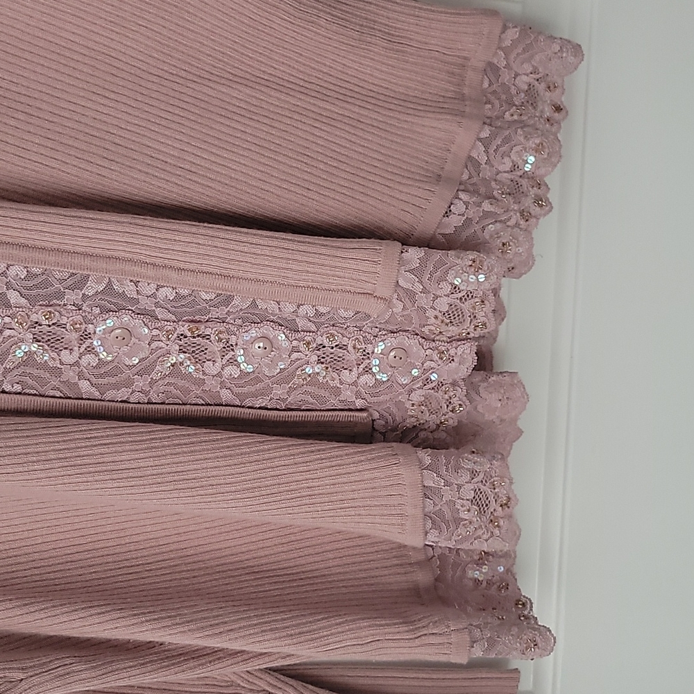 Gently used mauve ribbed sweater with lace detailing - Picture 5 of 5